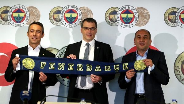 Ülker Stadı'nda yeni sportif direktör Damien Comolli (solda) için imza töreni düzenlendi. İmza törenine Fenerbahçe Kulübü Başkanı Ali Koç da katıldı. - Sputnik Türkiye