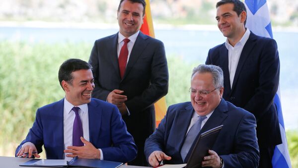 Yunanistan-Makedonya dışişleri bakanları Nikos Kocyas ile Nikola Dimitrov, ülke isminin 'Kuzey Makedonya Cumhuriyeti' olması anlaşmasına imza attı. - Sputnik Türkiye