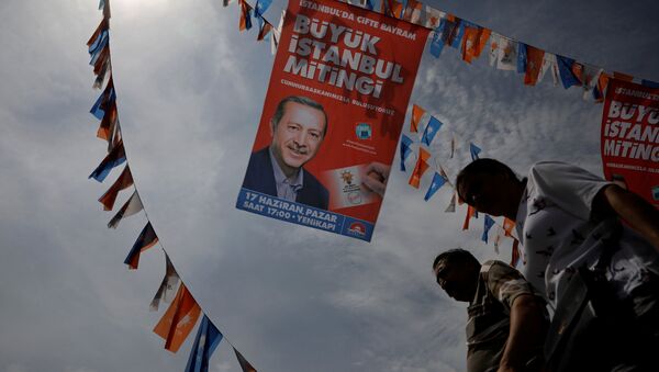 Eminönü'nde Erdoğan'ın seçim afişleri altında hayat - Sputnik Türkiye