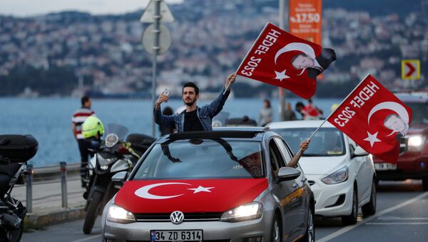 AK Parti'ye destek vermek için Tarabya yakınlarında sokağa dökülen vatandaşlar - Sputnik Türkiye