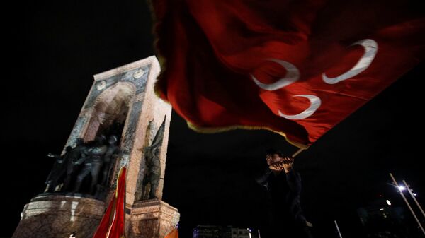 Taksim'de seçim kutlamaları - MHP bayrağı - Sputnik Türkiye