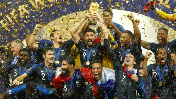 Fransa Milli Futbol Takımı, 2018 Dünya Kupası'nı kaldırdı - Sputnik Türkiye