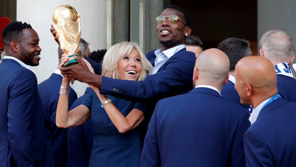 Fransa milli futbol takımı Dünya Kupası'nı Elysee Sarayı'na getirdi, davetin yıldızı Pogba first lady Brigitte Macron ile de şakalaştı (16 Temmuz 2018). - Sputnik Türkiye