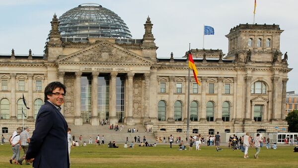 Eski Katalonya Başkanı Carles Puigdemont Berlin'de Bundestag'ın önünde - Sputnik Türkiye