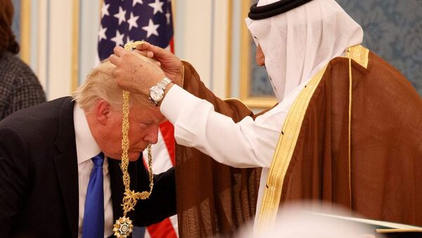 Suudi Kralı Selman ABD Başkanı Donald Trump'a Abdülaziz el Suud Devlet Nişanı takarken - Sputnik Türkiye