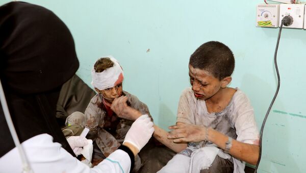 Suudi Arabistan'ın Yemen'in Sada bölgesine düzenlediği hava saldırısında hedef alınan okul otobüsünde yaralanan çocuklar - Sputnik Türkiye