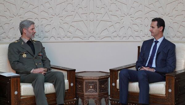 İran Savunma Bakanı Emir Hatemi ve Suriye Devlet Başkanı Beşar Esad - Sputnik Türkiye