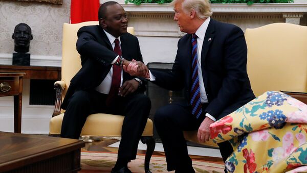 ABD Başkanı Donald Trump ile Kenya Devlet Başkanı Uhuru Kenyatta - Sputnik Türkiye