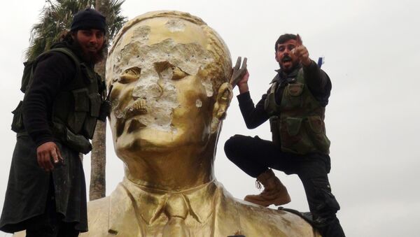 Nusra militanları, 28 Mart 2015'te İdlib'i ele geçirdiğinde ilk iş Hafız Esad heykellerini yıkmıştı. - Sputnik Türkiye