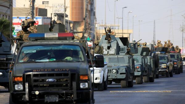 Basra sokaklarında Irak ordusunun acil müdahale güçleri ve Haşdi Şabi devriye geziyor. - Sputnik Türkiye