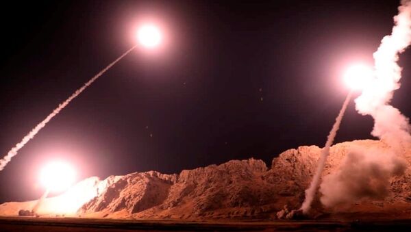 İran’ın, Suriye'nin Deyrizor kentine bağlı Elbu Kemal ilçesine düzenlediği füze saldırısı  - Sputnik Türkiye