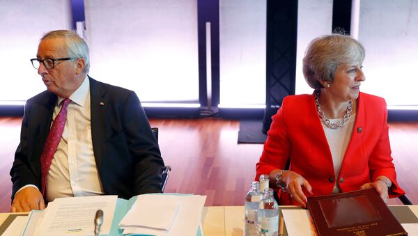 Salzburg'daki gayriresmi AB zirvesinde Avrupa Komisyonu Başkanı Jean-Claude Juncker ile İngiltere Başbakanı Theresa May - Sputnik Türkiye