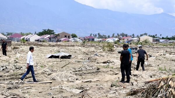 Endonezya Devlet Başkanı Joko Widodo depremden etkilenen bölgede - Sputnik Türkiye