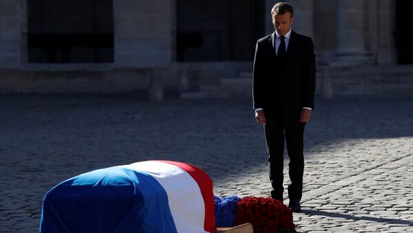 Resmi ulusal cenaze törenine evsahipliği yapan Cumhurbaşkanı Emmanuel Macron, Charles Aznavour'un tabutu başında saygı duurşunda bulundu. - Sputnik Türkiye
