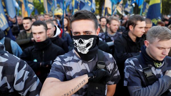 Ukrayna ordusu ve milis güçlerine dahil olup ülkenin doğusundaki çatışmalara katılan yabancıları desteklemek için Ukraynalı aşırı milliyetçiler 2 Ekim 2018'de Kiev'deki parlamentonun önünde gösteri düzenledi. - Sputnik Türkiye