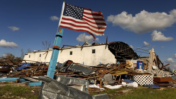 Michael Kasırgası'nın yıkıp geçtiği Florida'daki Panama City'de geriye sadece Amerikan bayrağı ayakta kaldı. - Sputnik Türkiye