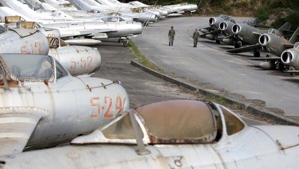 Arnavutluk'un Kuçova hava üssünde 13 yıl önce emekli edilmiş onlarca MiG savaş uçağı yatıyor. - Sputnik Türkiye