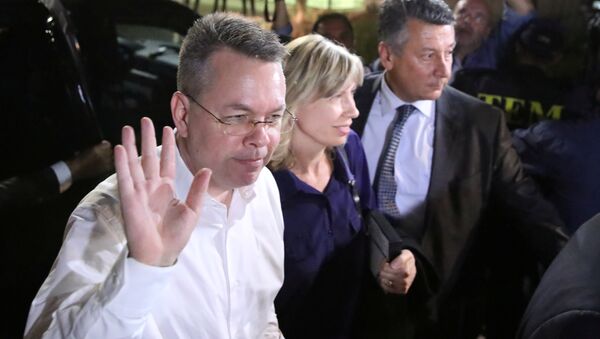 U.S. pastor Andrew Brunson and his wife Norrine arrive at the airport in Izmir - Sputnik Türkiye