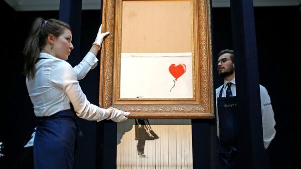 Satışı esnasında kendini doğradıktan sonra adı 'Çöpteki Aşk' a çevrilen 'Balonlu Kız' adlı Banksy eseri - Sputnik Türkiye
