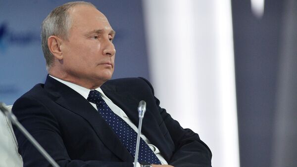 Soçi'de düzenlenen 2018 yılının Valday Tartışma Kulübü'nde konuşan Rusya Devlet Başkanı Vladimir Putin, bir dizi küresel meseleye değindi. - Sputnik Türkiye