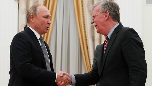 Trump'ın INF'den çekilme açıklaması sonrası Kremlin'de Putin-Bolton görüşmesi - Sputnik Türkiye