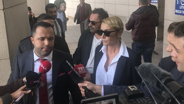 Sıla Gençoğlu -  avukatı Rezan Epözdemir - Sputnik Türkiye