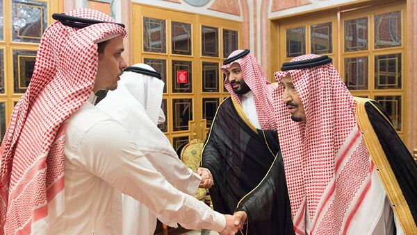 Kaşıkçı'nın iki oğlundan Salah, bir akrabalarıyla birlikte Suudi Kralı ve Veliaht Prensi tarafından kabul edilirken - Sputnik Türkiye
