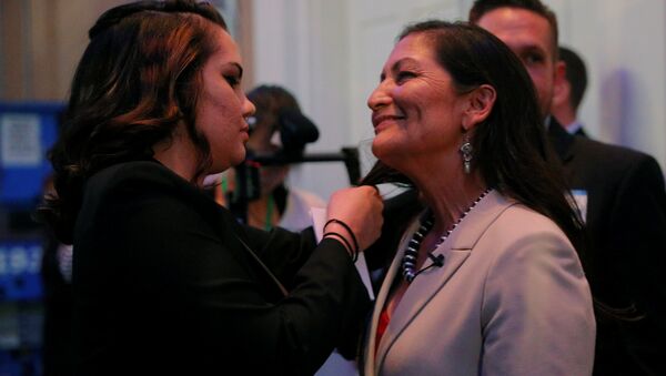 New Mexico, Albuquerque'den milletvekili seçilen yerli kadın siyasetçi Deb Haaland'ın kutlamalar sırasında dağılan saçlarını kızı Somah düzeltti. - Sputnik Türkiye