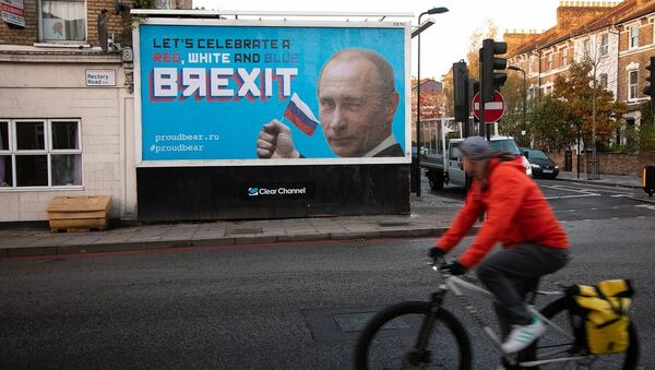 İngiliz Proud Bear aktivistleri, Brexit'i Putinli reklam panolarıyla 'kutluyor' - Sputnik Türkiye