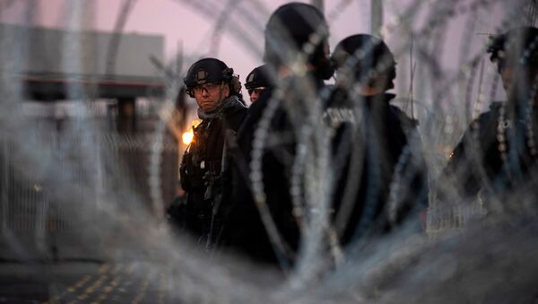 ABD askerleri Meksika sınırına dikenli tel çekti. - Sputnik Türkiye