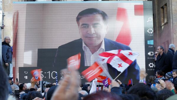ABD destekli eski Gürcistan Cumhurbaşkanı Saakaşvili, Tiflis'deki muhalefet mitingine dev ekrandan katılıp Vaşadze'nin taleplerine destek verdi. - Sputnik Türkiye
