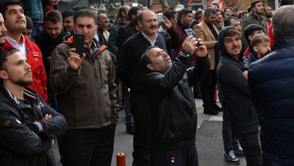 İntihar girişimi sırasında çevrede bulunan kişiler canlı yayın yaptı - Sputnik Türkiye