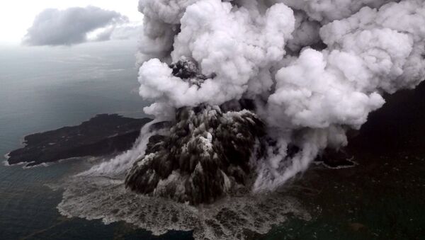 Endonezya'da tsunamiye sebep olan Anak Krakatau Yanardağı - Sputnik Türkiye