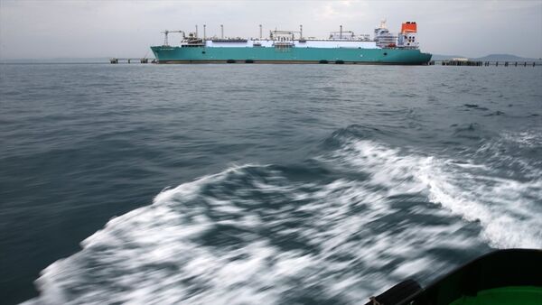 Akdeniz'in Hatay sahilinde, dünyanın en büyük sıvılaştırılmış doğal gaz transferi yapan iki dev gemi - Sputnik Türkiye