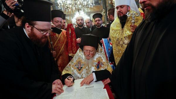 Fener Rum Patriği Bartholomeos, Ukrayna Ortodoks Kilisesi'ne bağımsızlık kazandıracak kararnameyi imzaladı - Sputnik Türkiye