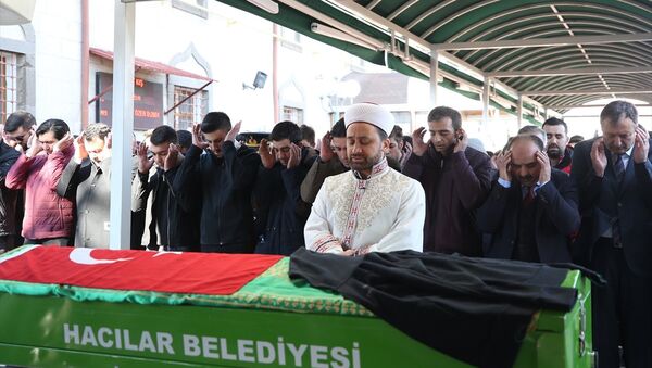 Kayseri'de sokak köpeklerinin saldırısı sonucu hayatını kaybeden lise öğrencisi Mehmet Özer, Hacılar ilçesinde düzenlenen törenin ardından toprağa verildi. - Sputnik Türkiye