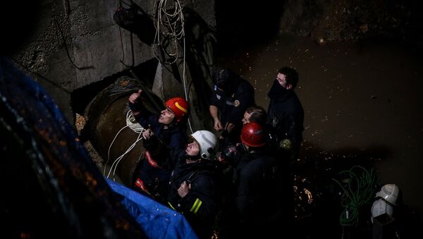 Bursa'da, altyapı çalışması sırasında kanalizasyon borusu içinde çalışırken gazdan etkilenen 6 işçiden 5'i çıkarıldı, bir kişiye ulaşma çalışmaları devam ediyor. - Sputnik Türkiye