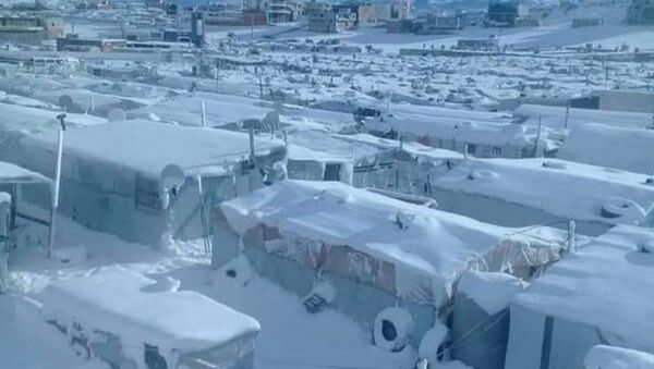 Lübnan'daki kar fırtınasında tamamen kar altında kalan Suriyeli mülteci kampı - Sputnik Türkiye