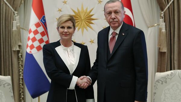 Cumhurbaşkanı Recep Tayyip Erdoğan, Hırvatistan Cumhurbaşkanı Kolinda Grabar Kitaroviç ile Türkiye-Hırvatistan ilişkilerini tüm boyutlarıyla değerlendirdiklerini belirtti. - Sputnik Türkiye
