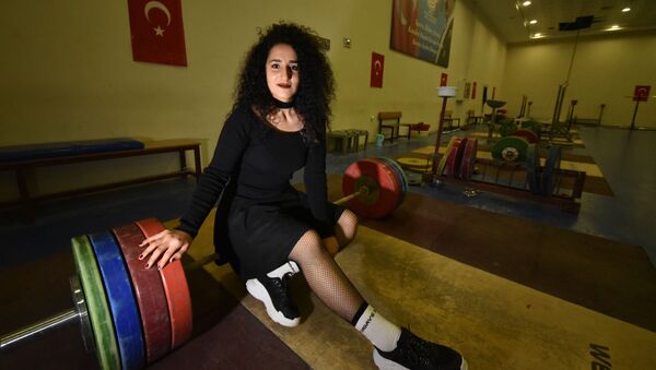 'Halter erkek sporu' diyenlere inat şampiyonluk istiyor: Podyuma çıkmadan makyaj yapıp, rujumu sürüyorum - Sputnik Türkiye