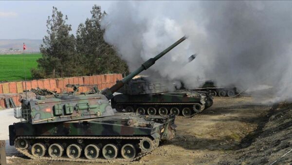 TSK obüsleri, Afrin'in güneydoğusundaki Tel Rıfat ilçesindeki YPG güçlerine ait mevzilere atışlar yaptı. - Sputnik Türkiye