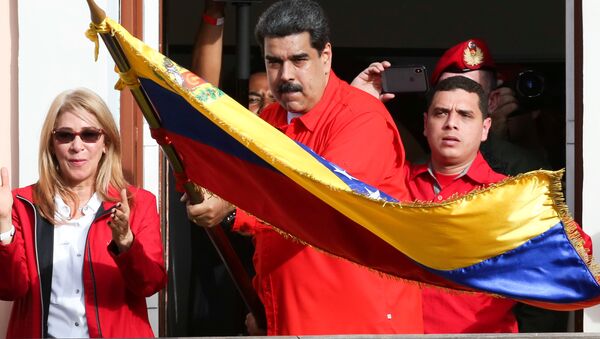 Venezüella Devlet Başkanı Nicolas Maduro başkanlık sarayı önünde halka hitap etti - Sputnik Türkiye