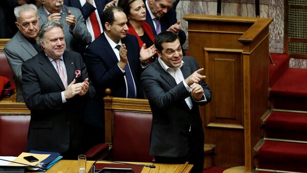Makedonya isim anlaşmasının Yunan parlamentosundan geçmesini sevinçle karşılayan Çipras ve Syriza'dan arkadaşları, kararı alkışladı. - Sputnik Türkiye