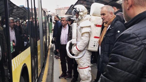 astronot kıyafeti ile metrobüs durağında bekleyen bir vatandaş - Sputnik Türkiye