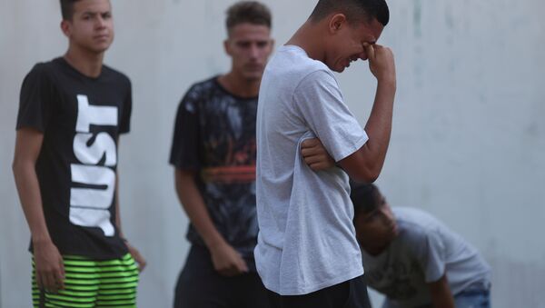 Brezilya futbol kulübü Flamengo'nun Rio de Janeiro'daki tesisinde çıkan yangında genç futbolcular öldü ve yaralandı, binanın önünde yakınlarından haber bekleyenler gözyaşlarına boğuldu. - Sputnik Türkiye