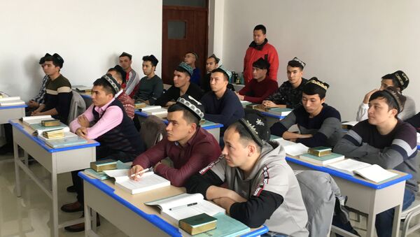 Çin devletinin düzenlediği geziye katılanlar, Urumki'deki Xinjiang (Şinciang) İslami Çalışmalar Enstitüsü'nün öğrencilerini görüntüledi. - Sputnik Türkiye