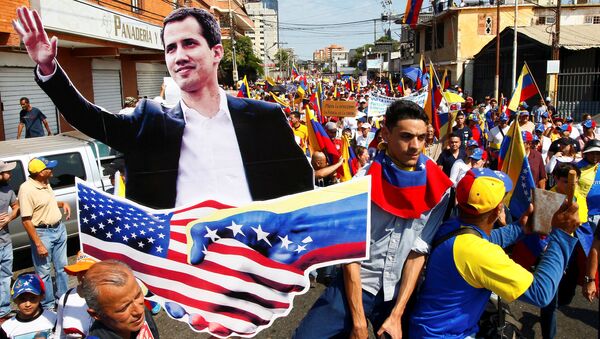 Venezüella'da kendini 'geçici devlet başkanı' ilan eden Juan Guaido'nun destekçileri, düzenledikleri gösterilerde ABD bayrakları taşıdı - Sputnik Türkiye