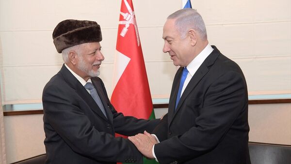 İsrail Başbakanı Benyamin Netanyahu Polonya'nın başkenti Varşova'da Körfez ülkelerinden Umman'ın Dışişleri Bakanı Yusuf bin Alevi bin Abdullah ile bir araya geldi. - Sputnik Türkiye