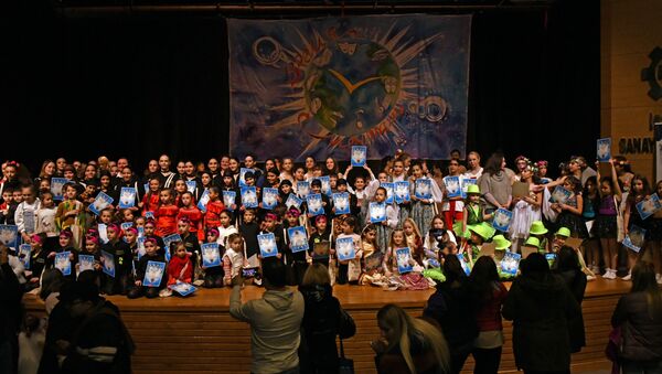3. Uluslararası Çocuk ve Gençlik Sanat Festivali dans yarışmasını gerçekleştirdi. Gösteri sonunda katılımcı çocuklar hediyelerini aldı. - Sputnik Türkiye