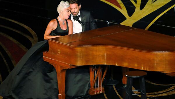 Lady Gaga ve Bradley Cooper, Oscar töreninde ödül alan 'Shallow' şarkısını birlikte seslendirdi. - Sputnik Türkiye